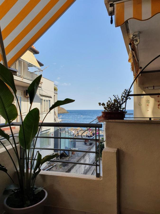 Casa Vacanze Aci Trezza In Front Of The Sea Ачі-Кастелло Екстер'єр фото