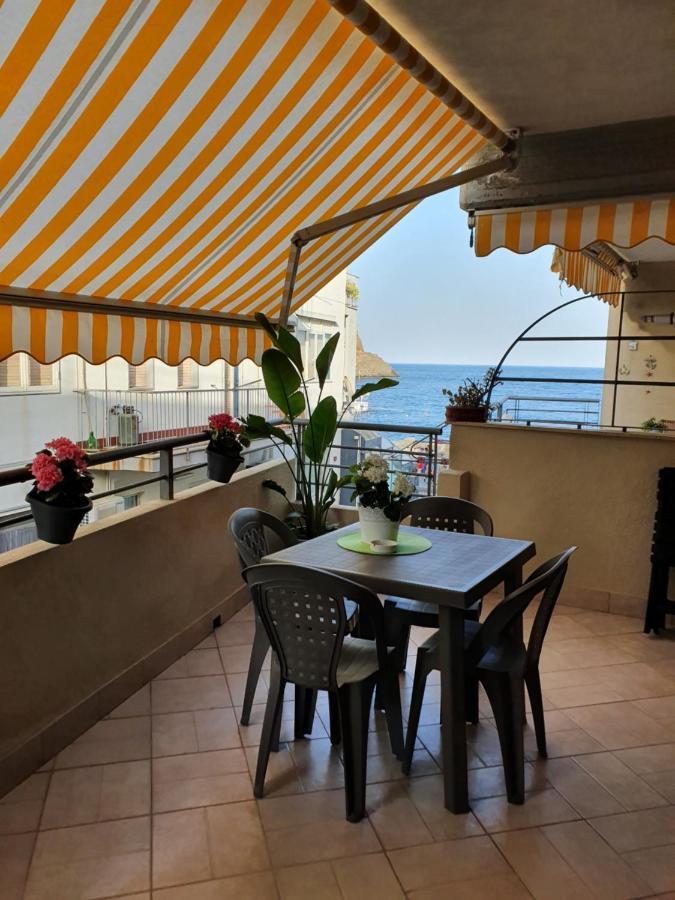 Casa Vacanze Aci Trezza In Front Of The Sea Ачі-Кастелло Екстер'єр фото